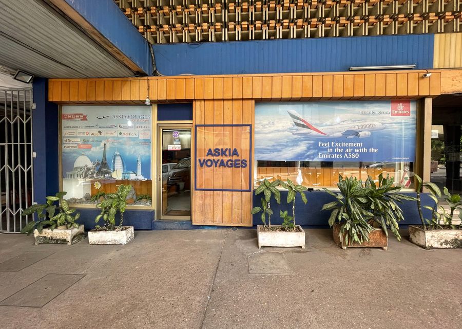 La vitrine de l’agence Askia Voyages au Plateau