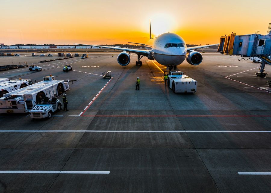 Avion sur le tarmac au coucher du soleil