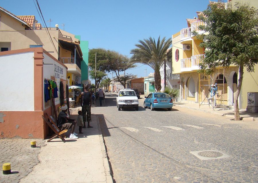 Rue colorée de Santa Maria, île de Sal