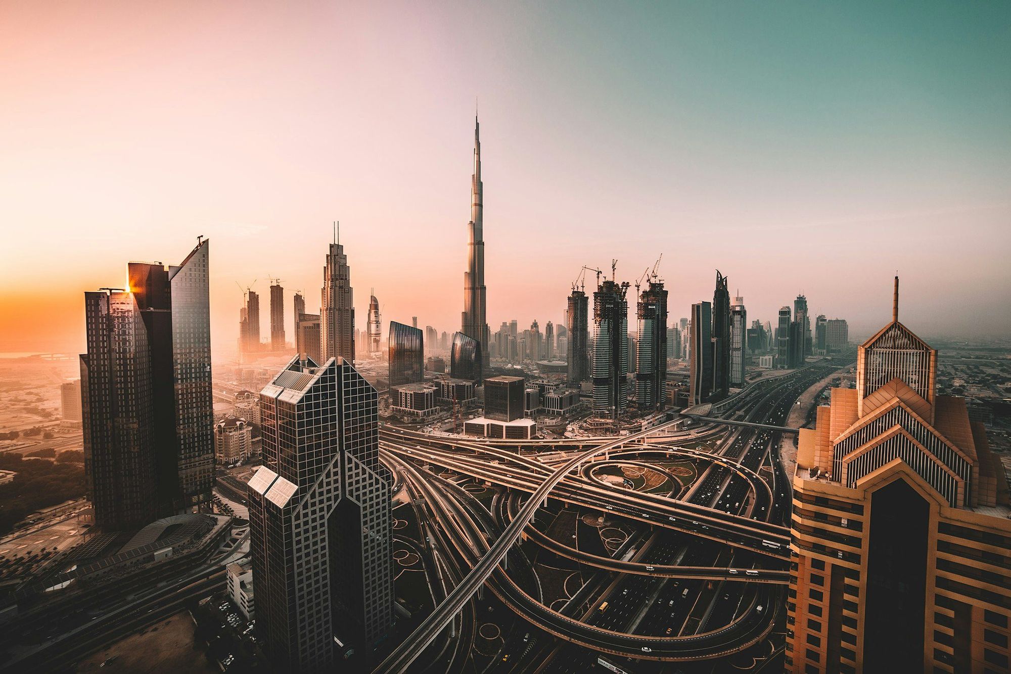 Les gratte-ciel de Dubaï au lever du jour