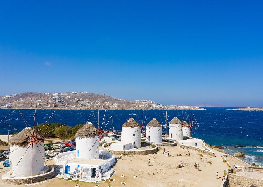 Les moulins de Mykonos face à la mer Égée