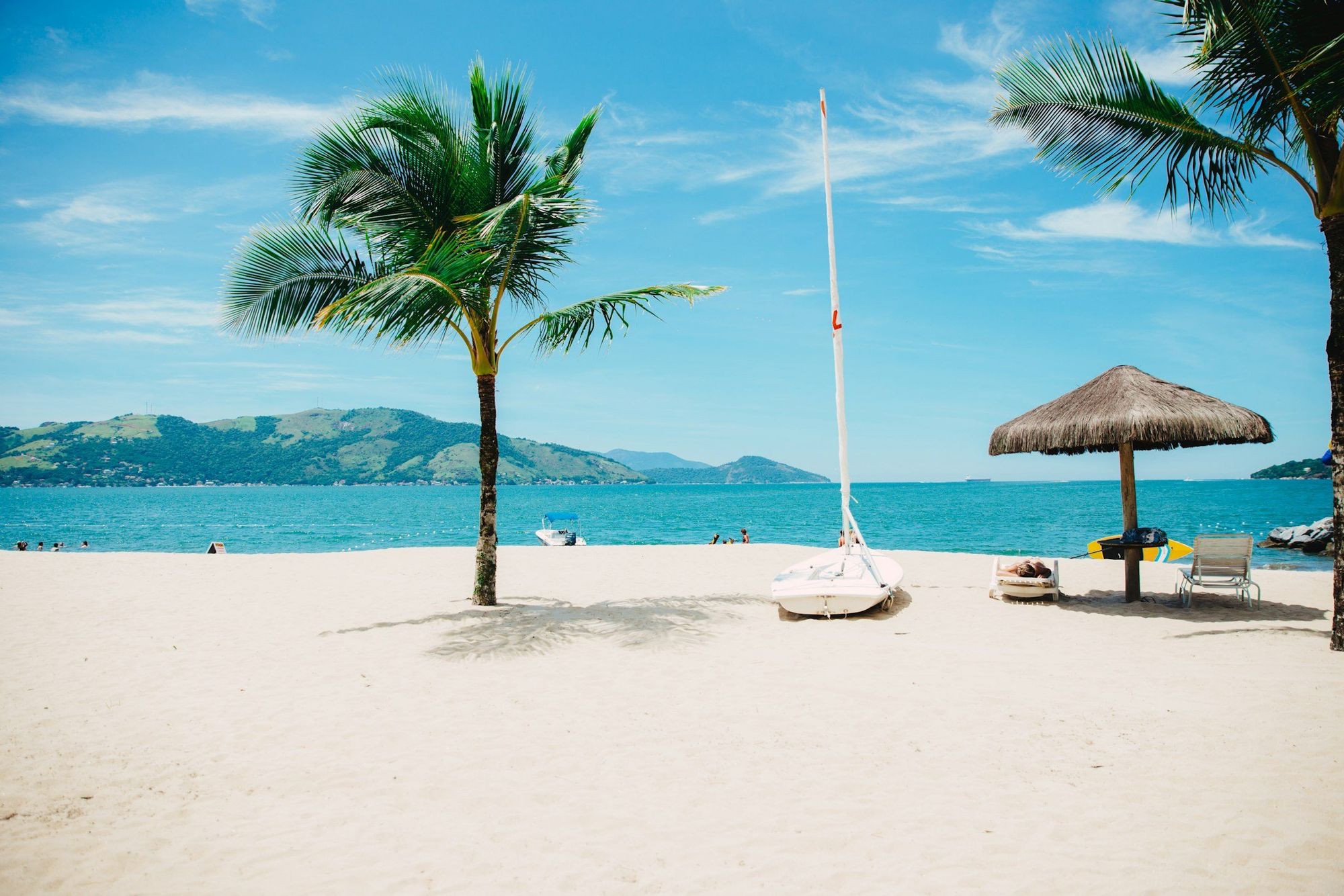 Plage de sable blanc et cocotiers