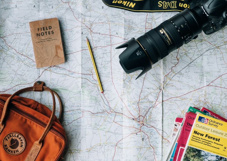 Carte, appareil photo et sac de voyage