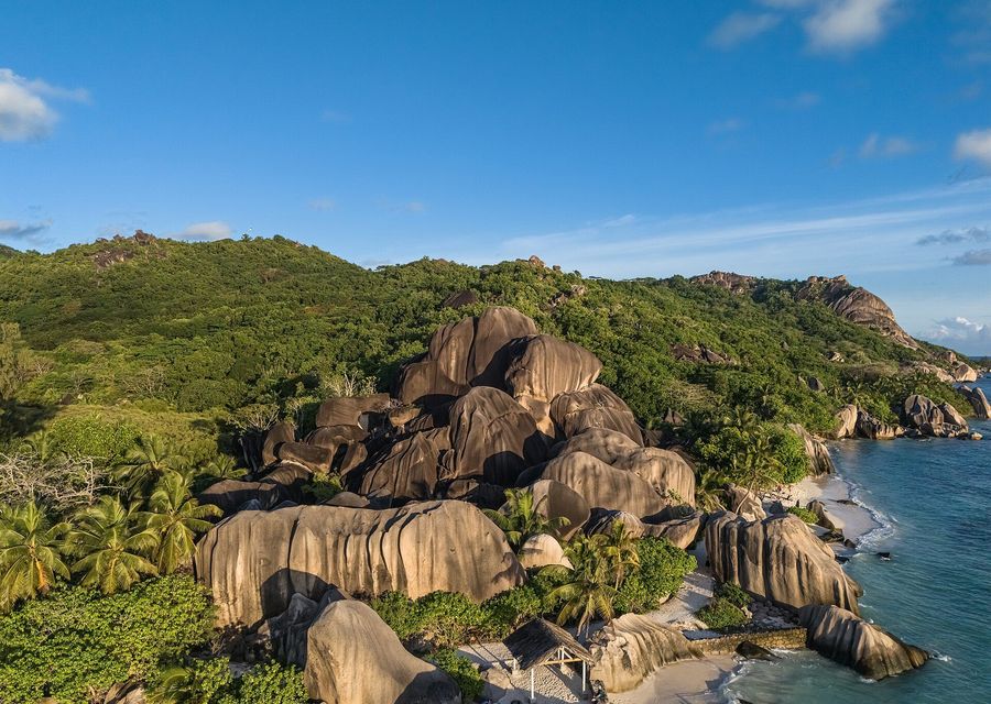 Rochers de granit et plage à La Digue, Seychelles