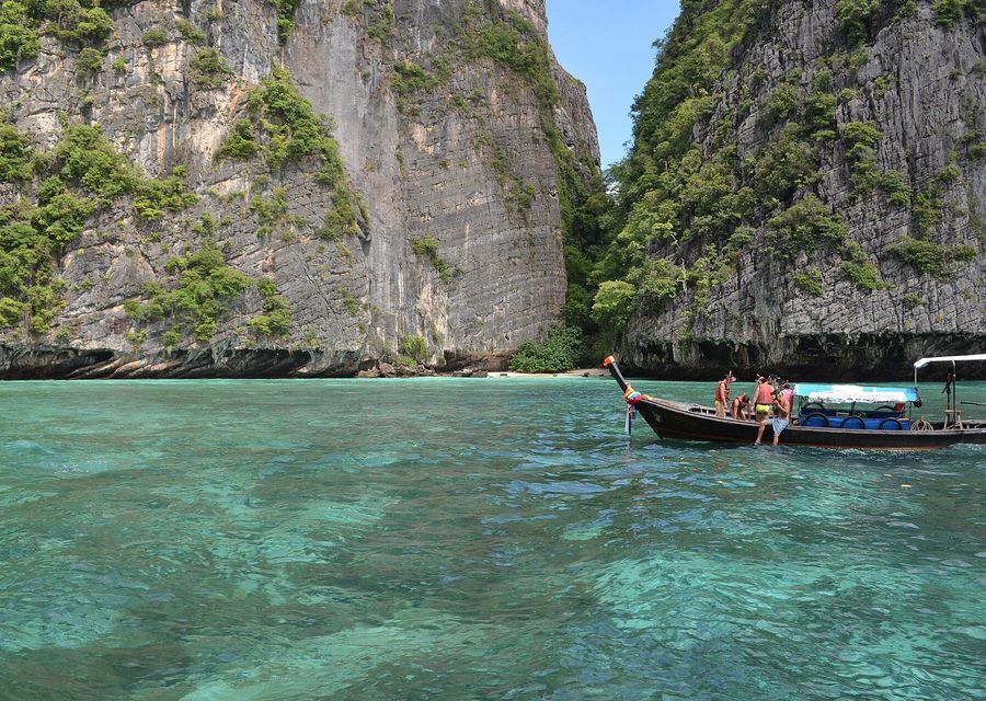 Bateau longue-queue dans une baie des îles Phi Phi