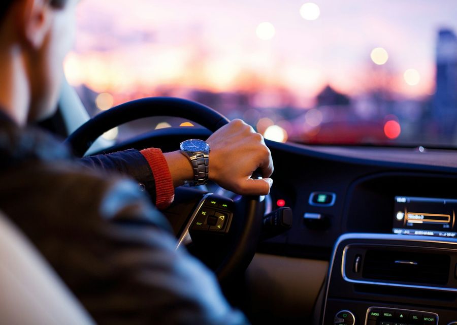 Conducteur au volant d’une berline