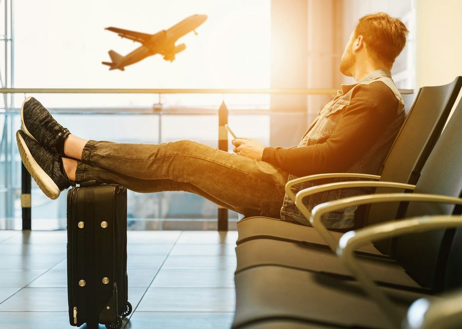 Voyageur en salle d’embarquement